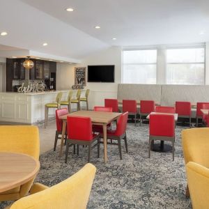 Dining area perfect for coworking at Hilton Garden Inn Queens/JFK Airport.