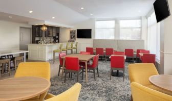 Dining area perfect for coworking at Hilton Garden Inn Queens/JFK Airport.