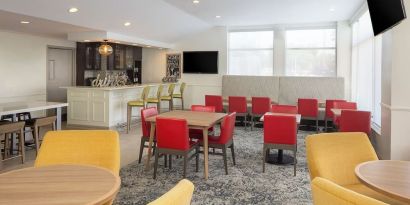 Dining area perfect for coworking at Hilton Garden Inn Queens/JFK Airport.