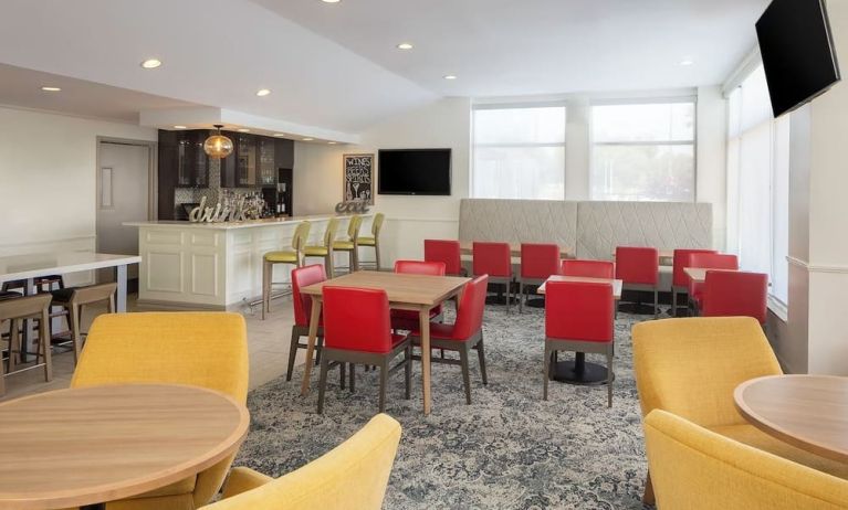 Dining area perfect for coworking at Hilton Garden Inn Queens/JFK Airport.