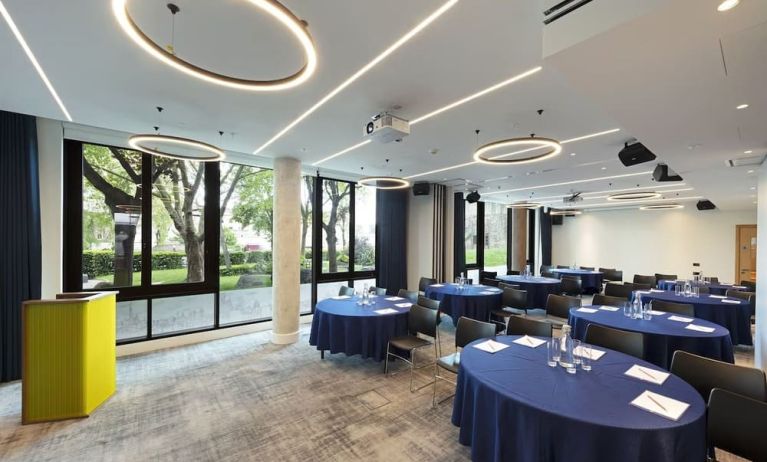 Professional meeting room at Tower Suites By Blue Orchid Hotels.