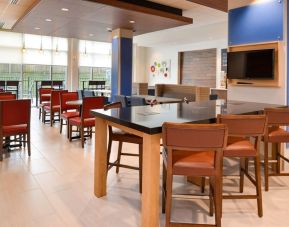 Dining area perfect for coworking at Holiday Inn Express & Suites Ottumwa.