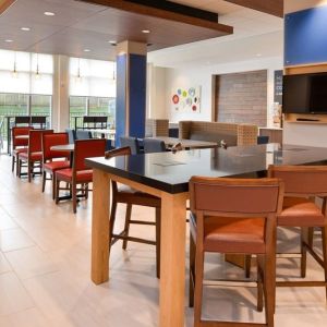 Dining area perfect for coworking at Holiday Inn Express & Suites Ottumwa.