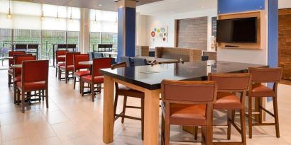 Dining area perfect for coworking at Holiday Inn Express & Suites Ottumwa.