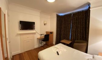 Day use room with TV screen and work desk at Buckingham Hotel.