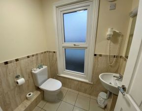 Guest bathrom with free toiletries at Buckingham Hotel.