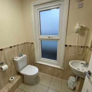 Guest bathrom with free toiletries at Buckingham Hotel.