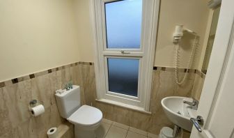 Guest bathrom with free toiletries at Buckingham Hotel.