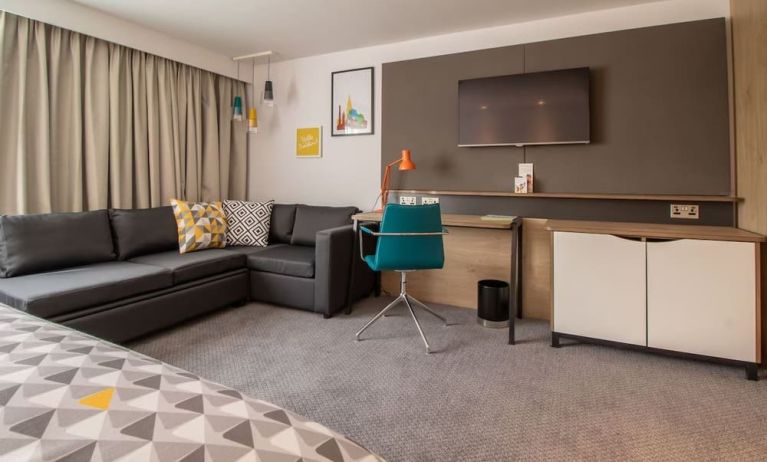 Day use room work station with lounge area at Holiday Inn Leicester-Wigston.