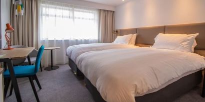 Day use twin room with work desk at Holiday Inn Leicester-Wigston.