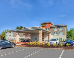 Hotel exterior at Holiday Inn Express Newberg - Wine Country.