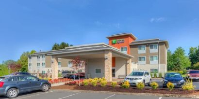 Hotel exterior at Holiday Inn Express Newberg - Wine Country.