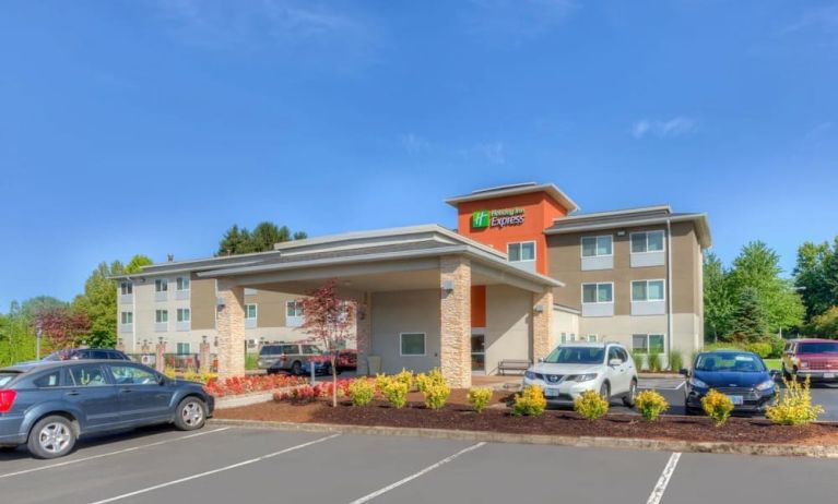 Hotel exterior at Holiday Inn Express Newberg - Wine Country.