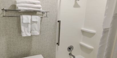 Guest bathroom with shower and tub at Holiday Inn Express Newberg - Wine Country.