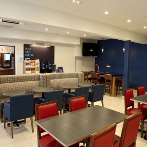 Dining area perfect for coworking at Holiday Inn Express Newberg - Wine Country.