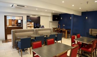 Dining area perfect for coworking at Holiday Inn Express Newberg - Wine Country.