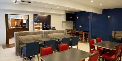 Dining area perfect for coworking at Holiday Inn Express Newberg - Wine Country.