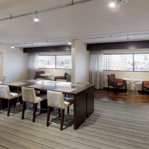 Dining area perfect for coworking at Hyatt Regency Milwaukee.