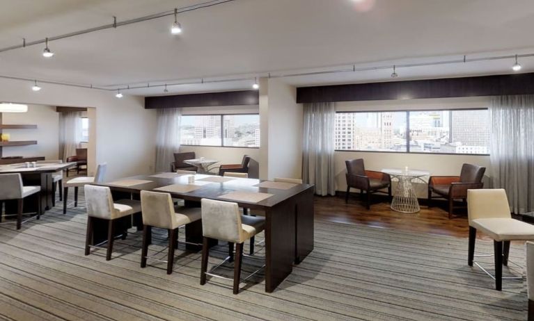 Dining area perfect for coworking at Hyatt Regency Milwaukee.