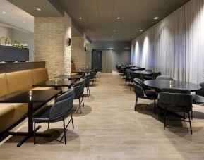 Dining area perfect for coworking at Hyatt Regency Milwaukee.