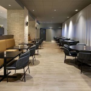 Dining area perfect for coworking at Hyatt Regency Milwaukee.