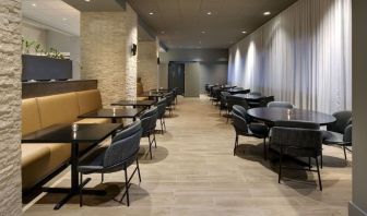 Dining area perfect for coworking at Hyatt Regency Milwaukee.