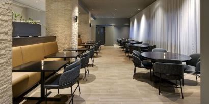 Dining area perfect for coworking at Hyatt Regency Milwaukee.