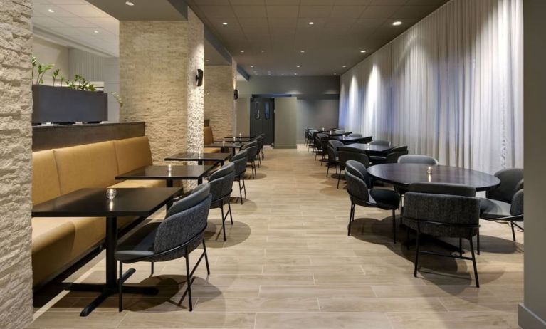 Dining area perfect for coworking at Hyatt Regency Milwaukee.