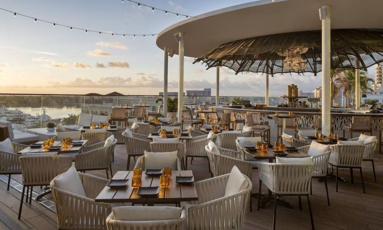 Poolside bar with ample seats at The Ben, Autograph Collection.