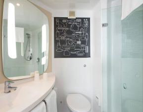 Guest bathroom with shower and free toiletries at ibis Leicester City.