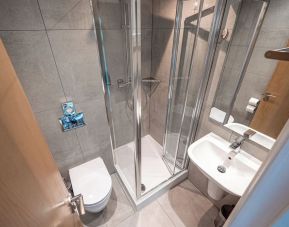 Private guest bathroom with shower at Belgrave Oval London Hotel.