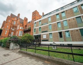 Entrance at Belgrave Oval London Hotel.