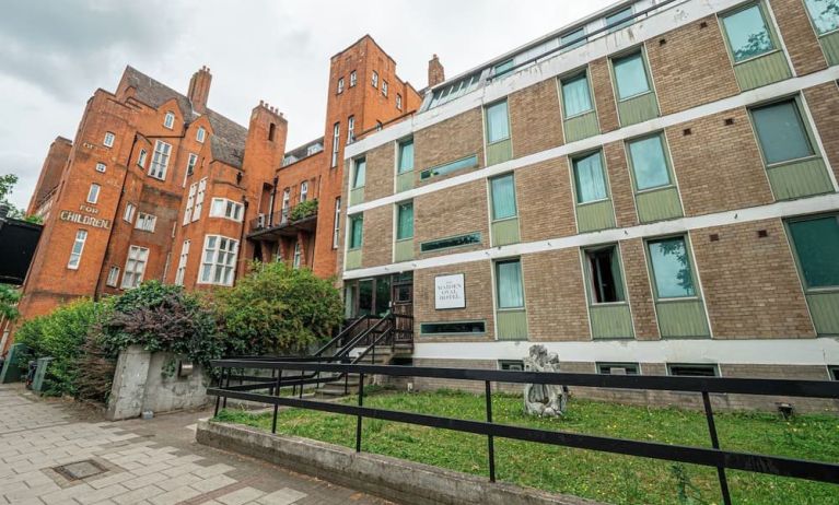 Entrance at Belgrave Oval London Hotel.