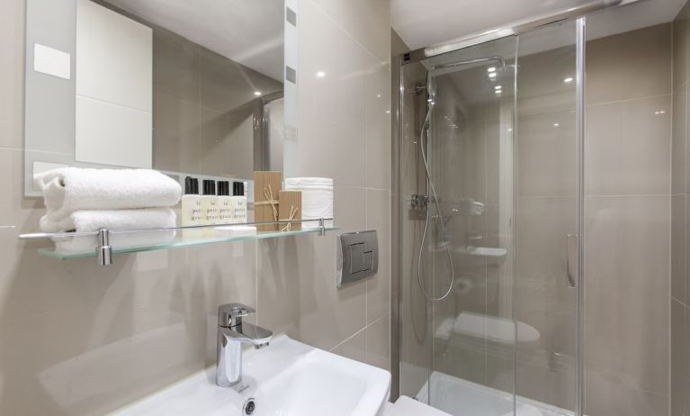 Guest bathroom with shower and free toiletries at Hotel Shepherds Bush London.