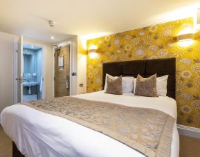 Standard day use room with private bathroom at Hotel Shepherds Bush London.