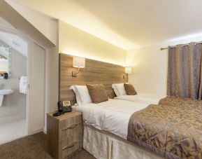 Day use twin room with private bathroom at Hotel Shepherds Bush London.