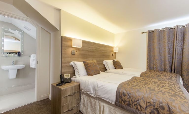 Day use twin room with private bathroom at Hotel Shepherds Bush London.