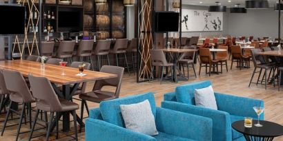 Dining area perfect for coworking at Holiday Inn Hasbrouck Heights-Meadowlands.