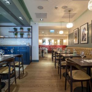 Hotel restaurant with comfortable seating at Indigo London-Paddington Hotel.