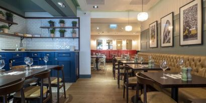 Hotel restaurant with comfortable seating at Indigo London-Paddington Hotel.