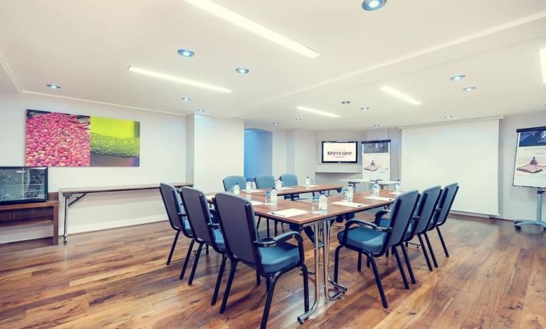 Professional meeting facility at Mercure London Paddington Hotel.