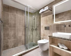 Guest bathroom with shower at Wingate By Wyndham New York Midtown South/5th Ave.