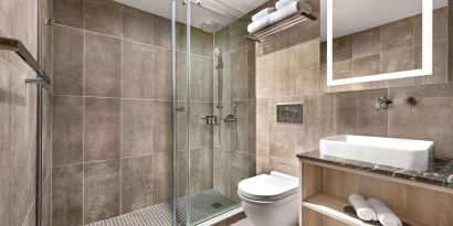 Guest bathroom with shower at Wingate By Wyndham New York Midtown South/5th Ave.