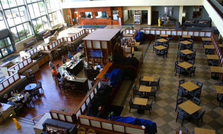 Dining area perfect for coworking at Atrium Hotel & Suites.