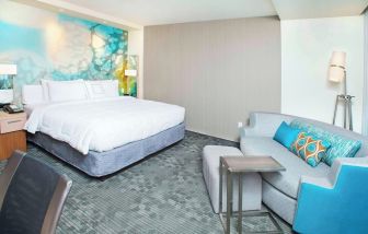 Day use room with sofa at Courtyard By Marriott Redwood City.
