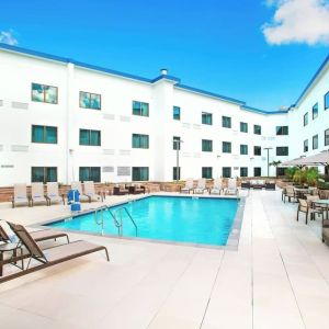 Refreshing outdoor pool at Courtyard By Marriott Redwood City.