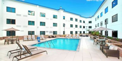 Refreshing outdoor pool at Courtyard By Marriott Redwood City.