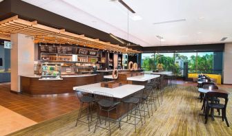 Dining area perfect for coworking at Courtyard By Marriott Redwood City.