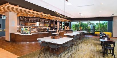 Dining area perfect for coworking at Courtyard By Marriott Redwood City.