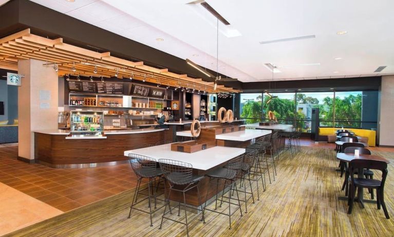 Dining area perfect for coworking at Courtyard By Marriott Redwood City.